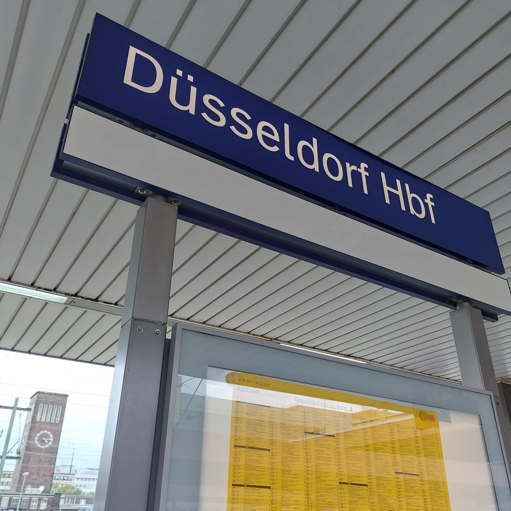 Foundersday. Ich beehre meine neue Wirkungstätte mit meiner Anwesenheit. Die ist eigentlich in Neuss, aber nur vier S-Bahn Stationen vom Düsseldorfer HBF entfernt. 